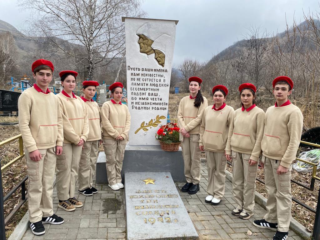 Юнармейский отряд 8 класса привёл в порядок  территорию памятника &amp;quot;Неизвестному солдату &amp;quot; ..