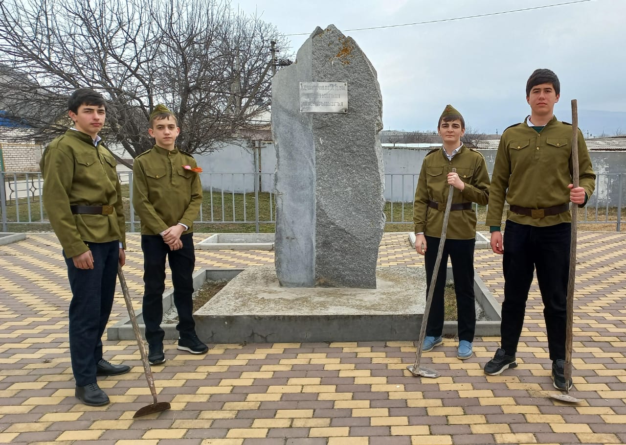 Члены РДДМ 9а класса привели в порядок территорию памятника &amp;quot;Жертвам политических репрессий &amp;quot;.